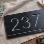 numero de maison design plaque aluminium sur bois