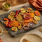 pierrade legumes avec légumes grillés et sauces