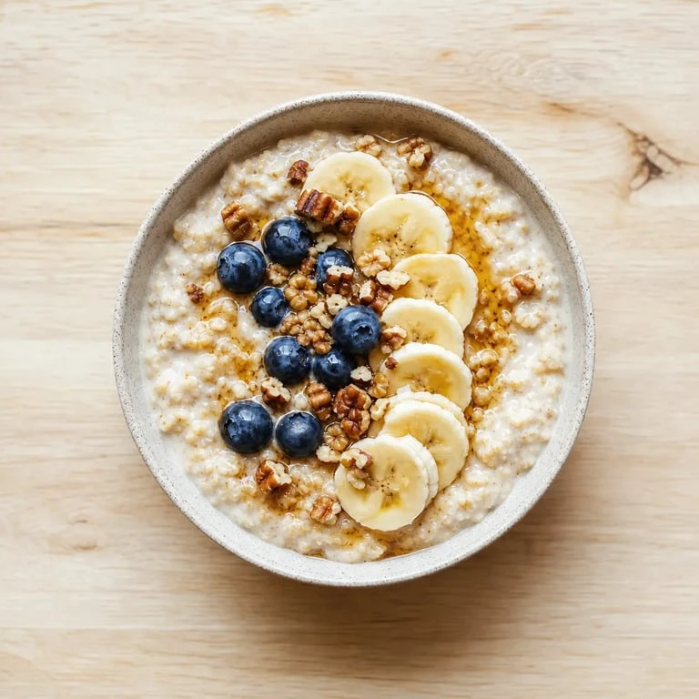 Bol de porridge maison onctueux avec fruits et noix pour une recette de porridge saine