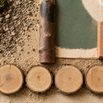 Que faire avec des rondins de bois dans le jardin : rangée de rondins sur sable, bordure bois.