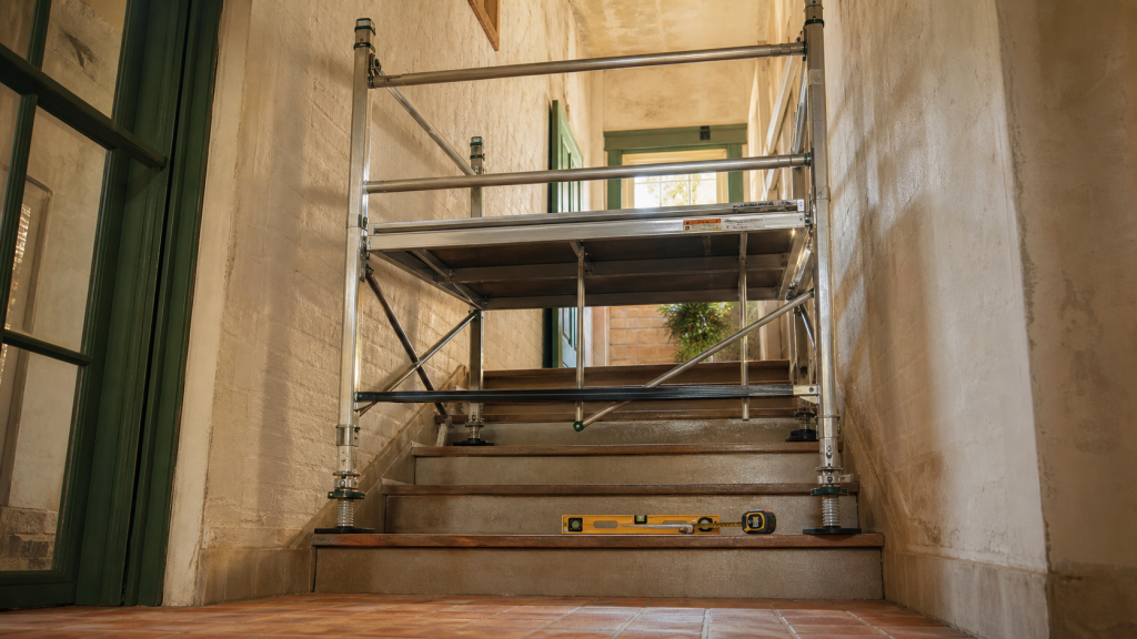 Astuce echafaudage escalier : échafaudage sur marches sécurisé, garde-corps