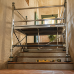Astuce echafaudage escalier : échafaudage sur marches sécurisé, garde-corps