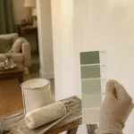 Peinture murale blanc cassé dans un salon lumineux